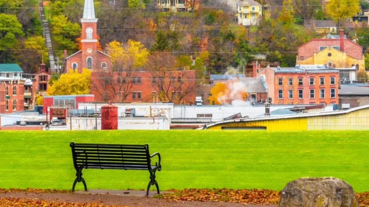 19 Midwest Small Towns to Build a Slow Fall Weekend Around