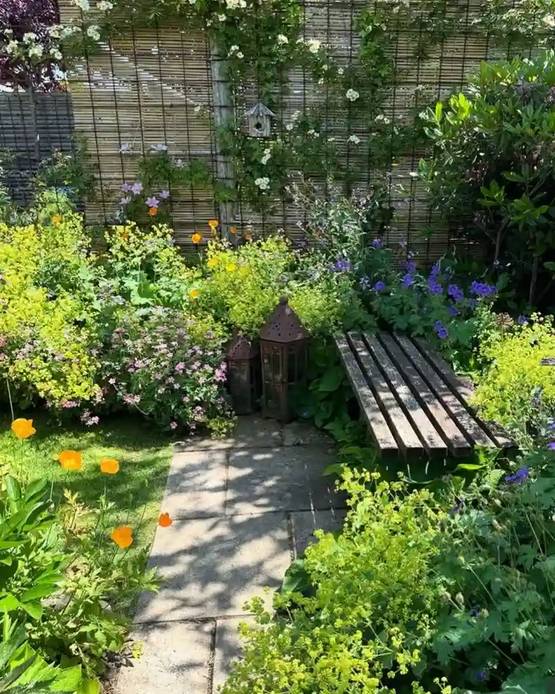  Hidden Bench Nook Behind A Trellis Wall