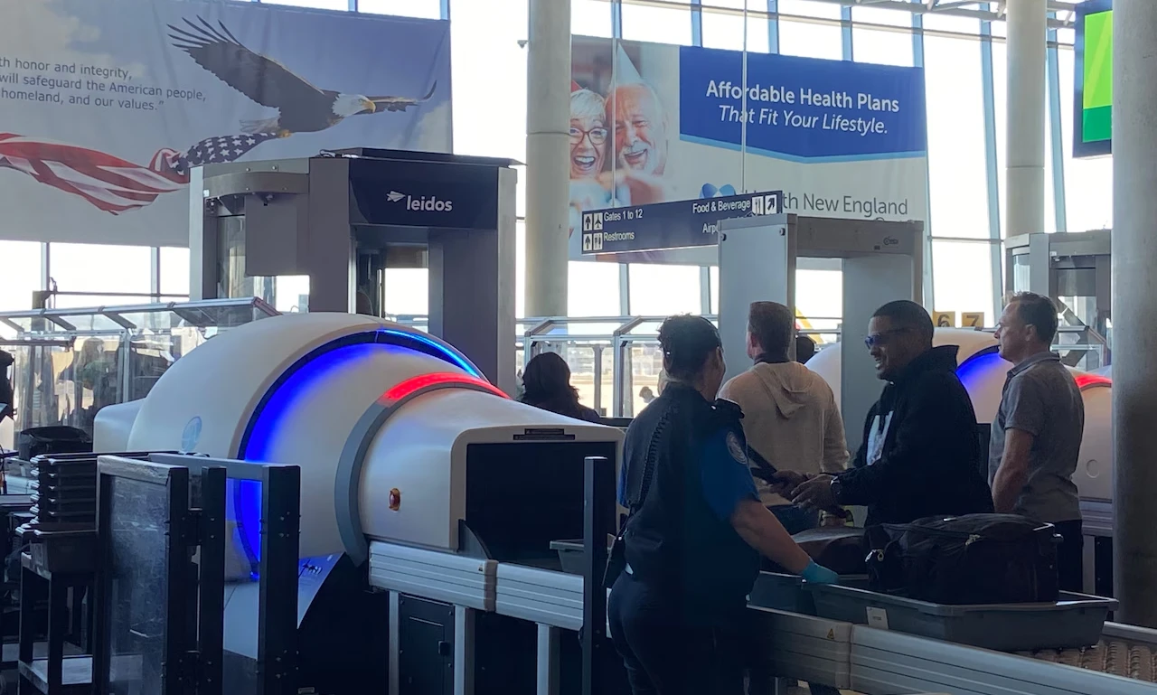 Pick Lanes with 3 Pick Lanes with 3D CT Scanners