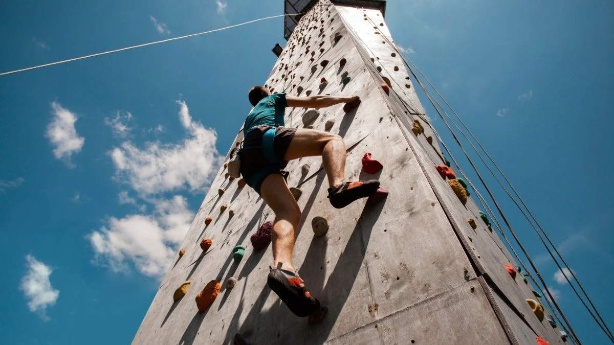 Spring Climbing Season Creates Deadly Overcrowding