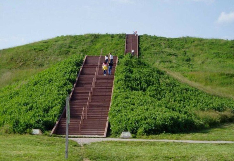The Forgotten Ancient Metropolis Cahokia Mounds, Illinois The Forgotten Ancient Metropolis: Cahokia Mounds, Illinois