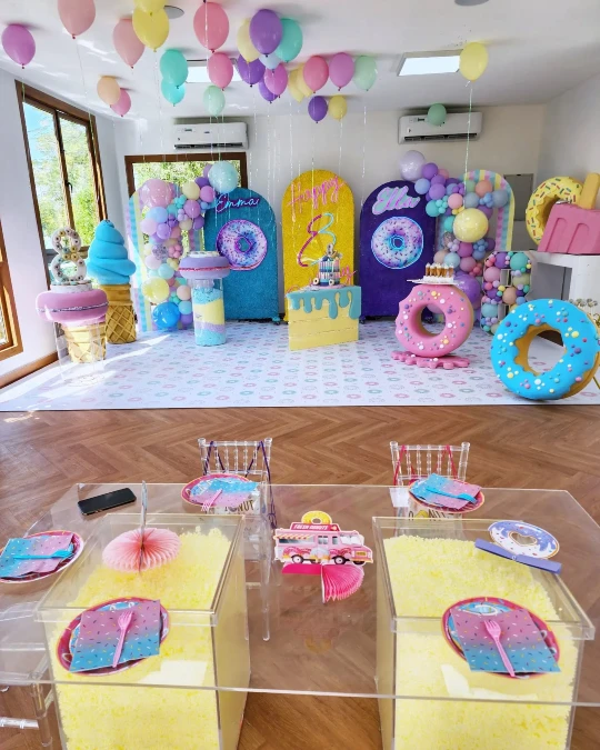 Pastel Backdrop and Acrylic Dining Tables