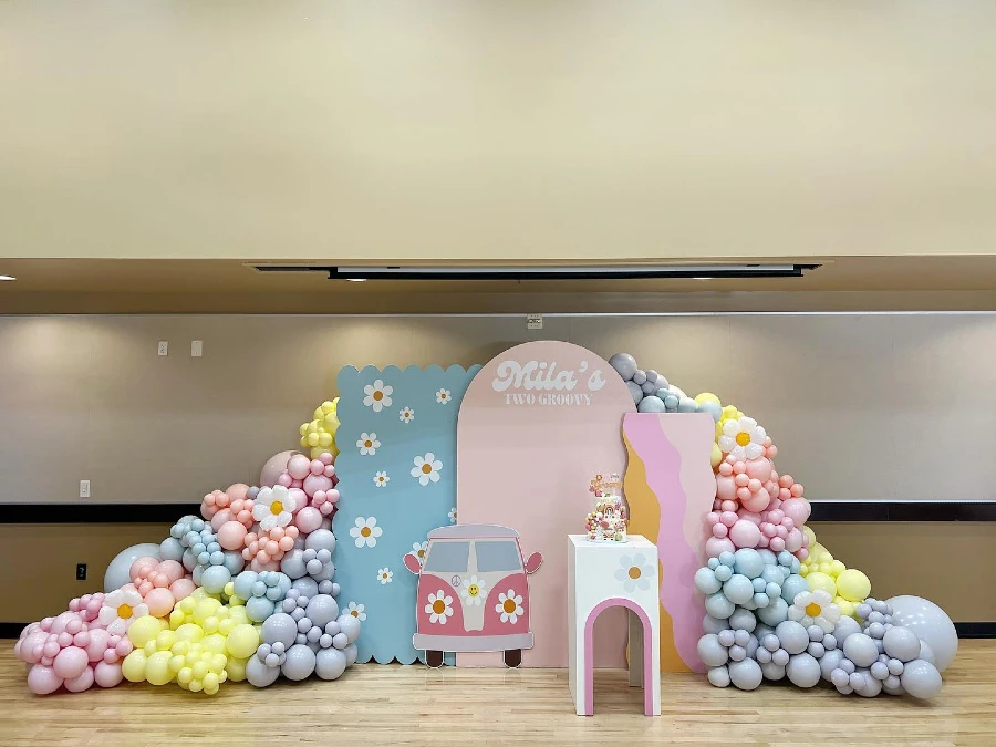 Daisy Blue Backdrop and Cake Pedestal