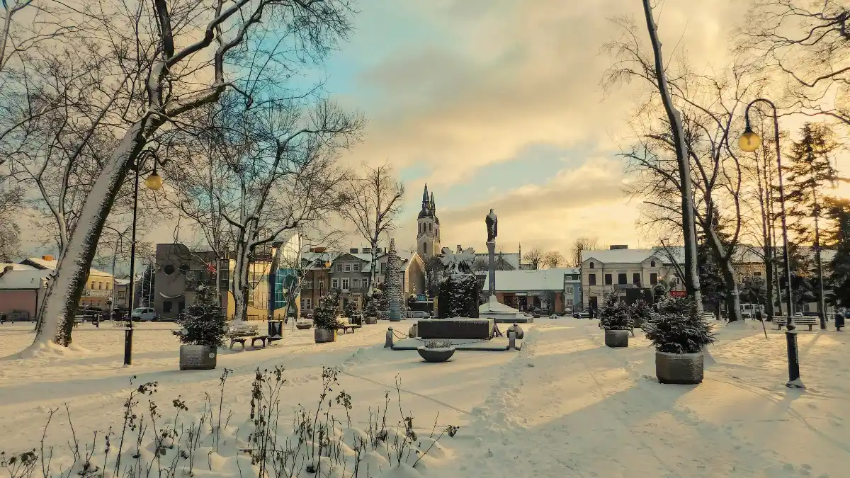 13 American Towns Where Winter Feels Like a Holiday Movie—And How to Get There Without Losing Your Luggage